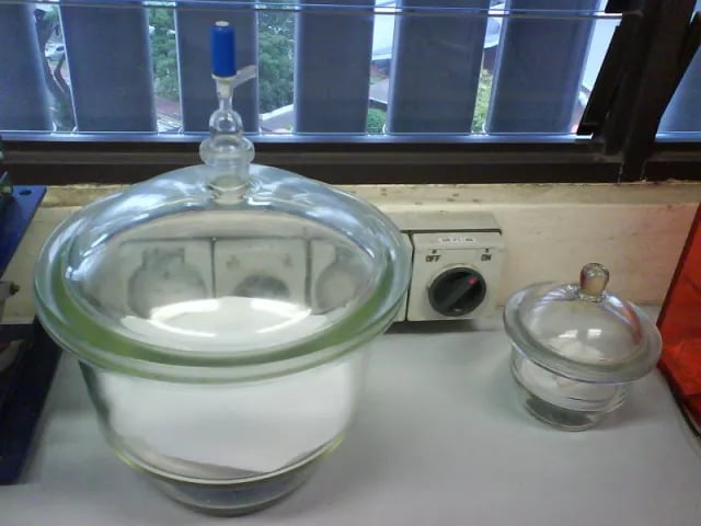 Vacuum Desiccator - Vacuum Desiccator